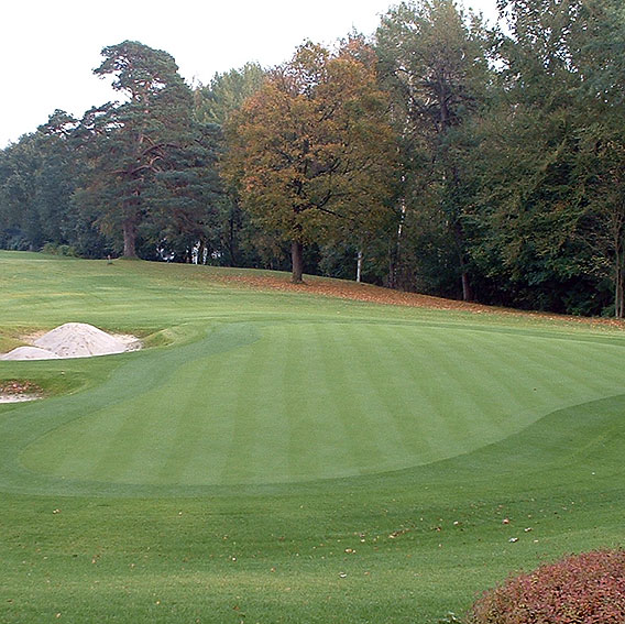 GOLFPLATZBAU Brehmer + Kooistra GmbH baut termingerecht und mit höchsten Ansprüchen. Unser Team weist die Platzmannschaft um den Head-Greenkeeper in die erforderlichen Pflegegänge ein, so daß ein nahtloser Übergang zur Eröffnung der Anlage gewährleistet ist.