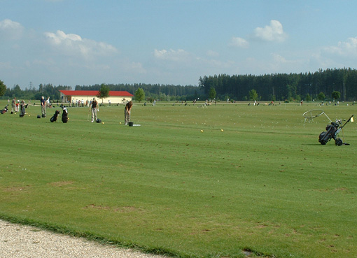 Gegenwärtig im Bau: die 9-Loch-Golfanlage in Brunnthal, südlich von München; die Driving Range mit über 100 Rasenabschlägen ist bereits eröffnet worden; der neue 9-Lochplatz 'Kirchstockach' wird im Frühjahr 2007 fertig sein.