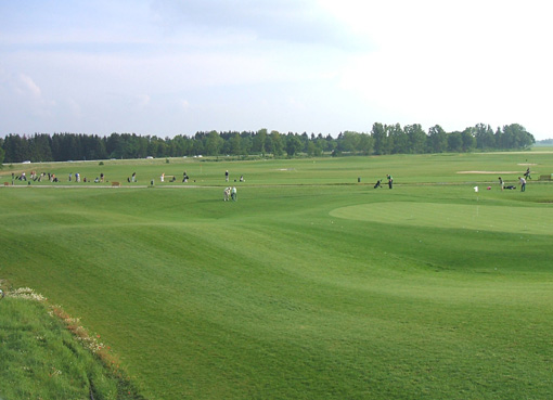 Gegenwärtig im Bau: die 9-Loch-Golfanlage in München-Germering, westlich von München; die Driving Range mit Rasenabschlägen ist bereits eröffnet worden; 3 Bahnen sind bereit zur Eröffnung; der gesamte neue 9-Lochplatz wird bald fertig sein.