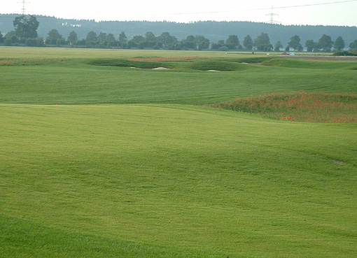 Gegenwärtig im Bau: die 9-Loch-Golfanlage in München-Germering, westlich von München; die Driving Range mit Rasenabschlägen ist bereits eröffnet worden; 3 Bahnen sind bereit zur Eröffnung; der gesamte neue 9-Lochplatz wird bald fertig sein.