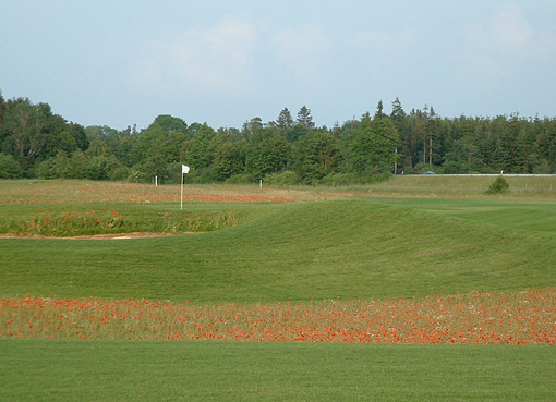 Gegenwärtig im Bau: die 9-Loch-Golfanlage in München-Germering, westlich von München; die Driving Range mit Rasenabschlägen ist bereits eröffnet worden; 3 Bahnen sind bereit zur Eröffnung; der gesamte neue 9-Lochplatz wird bald fertig sein.