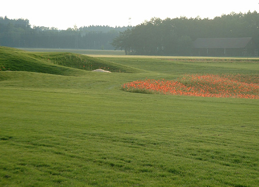 Gegenwärtig im Bau: die 9-Loch-Golfanlage in München-Germering, westlich von München; die Driving Range mit Rasenabschlägen ist bereits eröffnet worden; 3 Bahnen sind bereit zur Eröffnung; der gesamte neue 9-Lochplatz wird bald fertig sein.