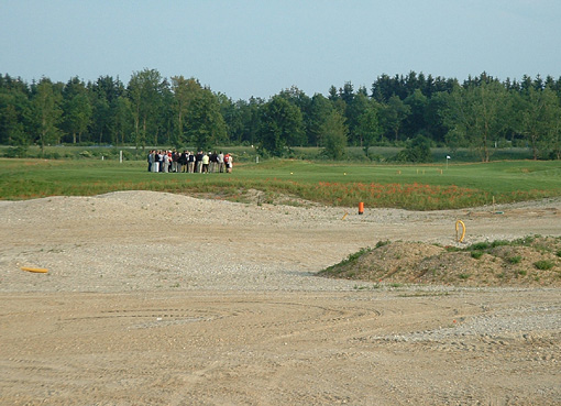 Gegenwärtig im Bau: die 9-Loch-Golfanlage in München-Germering, westlich von München; die Driving Range mit Rasenabschlägen ist bereits eröffnet worden; 3 Bahnen sind bereit zur Eröffnung; der gesamte neue 9-Lochplatz wird bald fertig sein.