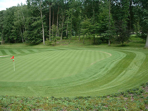 Der Hamburger Land- und Golf-Club Hittfeld e.V. konnte im Sommer 2005 nach einjähriger Umbauzeit wieder zum Spiel eröffnet werden ... und ca. 60.000 Kubikmeter Erde hatten in nur 2 Monaten dabei ihren Platz gewechselt ...