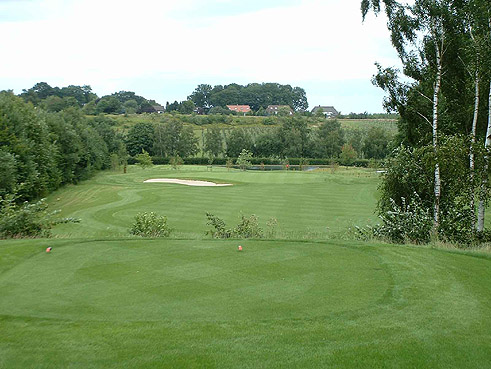 Der Hamburger Land- und Golf-Club Hittfeld e.V. konnte im Sommer 2005 nach einjähriger Umbauzeit wieder zum Spiel eröffnet werden ... und ca. 60.000 Kubikmeter Erde hatten in nur 2 Monaten dabei ihren Platz gewechselt ...