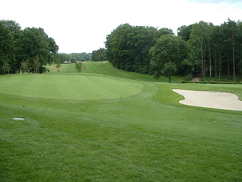 Der Hamburger Land- und Golf-Club Hittfeld e.V. konnte im Sommer 2005 nach einjähriger Umbauzeit wieder zum Spiel eröffnet werden ... und ca. 60.000 Kubikmeter Erde hatten in nur 2 Monaten dabei ihren Platz gewechselt ...