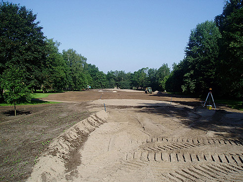 Gegenwärtig im Bau: die 27-Loch-Golfanlage in Hamburg - der Golf Club Auf der Wendlohe baut die ersten 18 bestehenden Bahnen um (A- und B-Platz) - GOLFPLATZBAU Brehmer + Kooistra GmbH bietet erneut Baumaßnahmen auf hohem Niveau, während der Spielbetrieb auf immer 18 Bahnen zeitgleich ermöglicht wird.