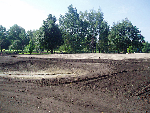 Gegenwärtig im Bau: die 27-Loch-Golfanlage in Hamburg - der Golf Club Auf der Wendlohe baut die ersten 18 bestehenden Bahnen um (A- und B-Platz) - GOLFPLATZBAU Brehmer + Kooistra GmbH bietet erneut Baumaßnahmen auf hohem Niveau, während der Spielbetrieb auf immer 18 Bahnen zeitgleich ermöglicht wird.